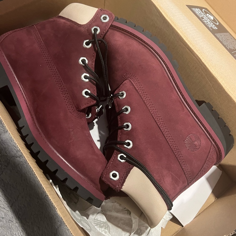 Burgundy Timberlands, 5 Juniors